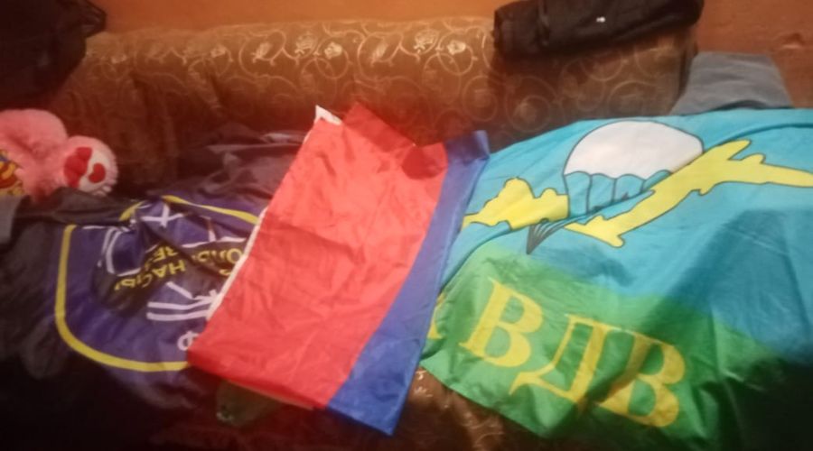 В воровстве флагов с могил участников СВО в алтайском селе заподозрили подростков