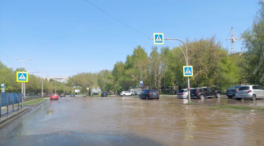 В Барнауле затопило улицу Попова из-за порыва на водопроводной сети