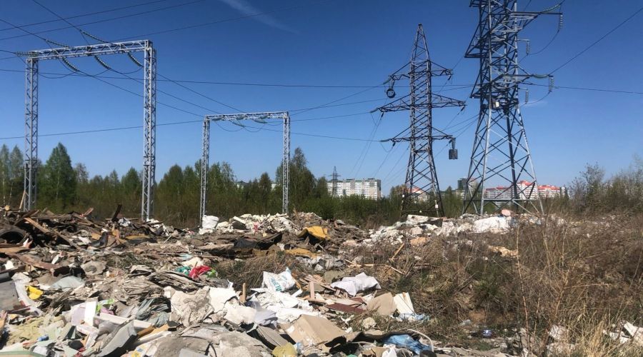 Жители Барнаула пожаловались на огромную свалку строительного мусора рядом с новостройками