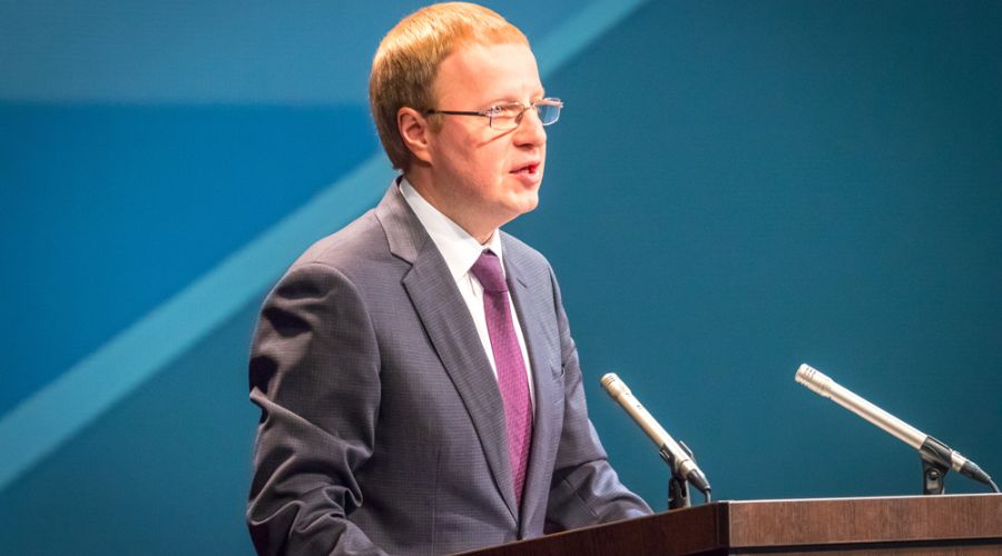 Виктор Томенко впервые выступил со сцены с отчетом перед депутатами в 2019 году