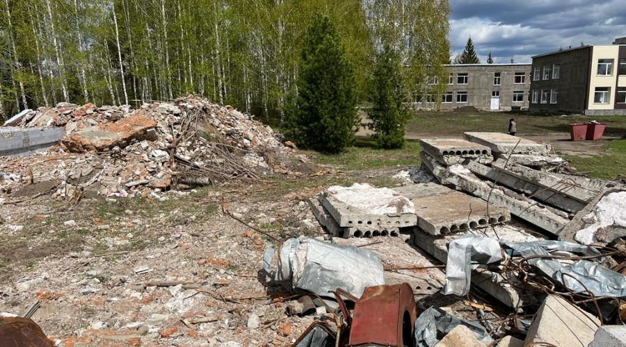 Территория алтайской школы оказалась в завалах строительного мусора