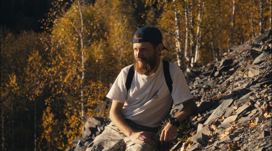 Видеосервис Wink представит документальный сериал об алтайском священнике-блогере