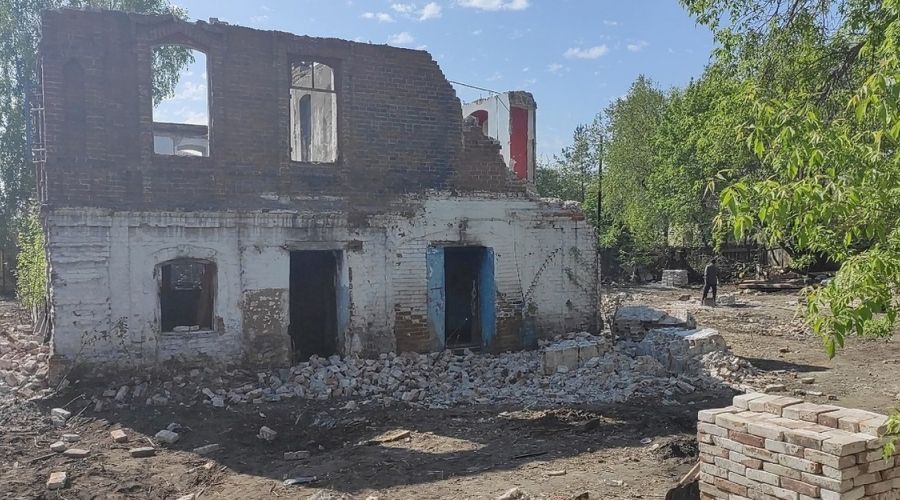 Обломки истории: старинное здание иконописной мастерской в Бийске разбирают на кирпичи