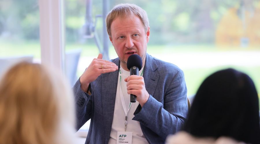 Виктор Томенко дал старт международному молодежному форуму