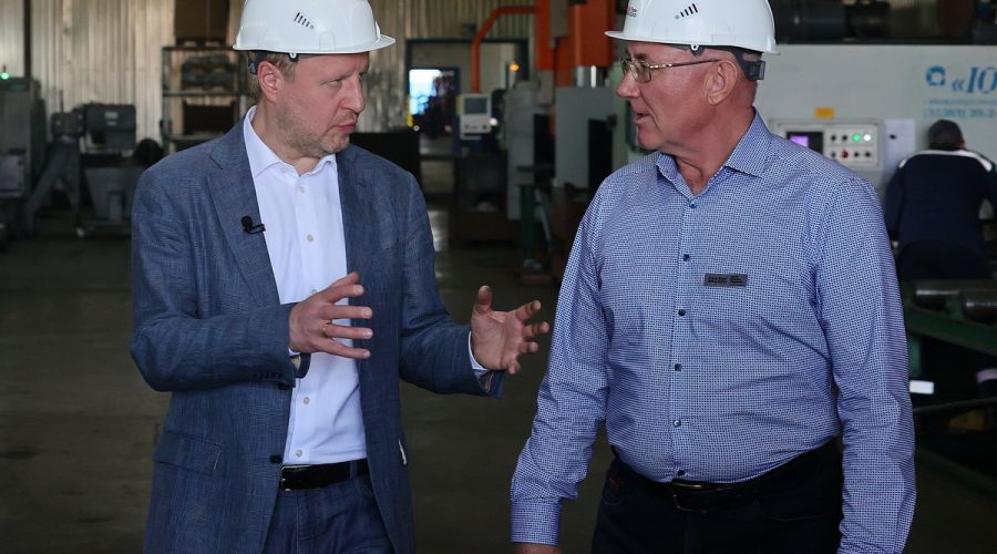 Виктор Томенко побывал на предприятии по производству сельхозтехники в Благовещенском районе