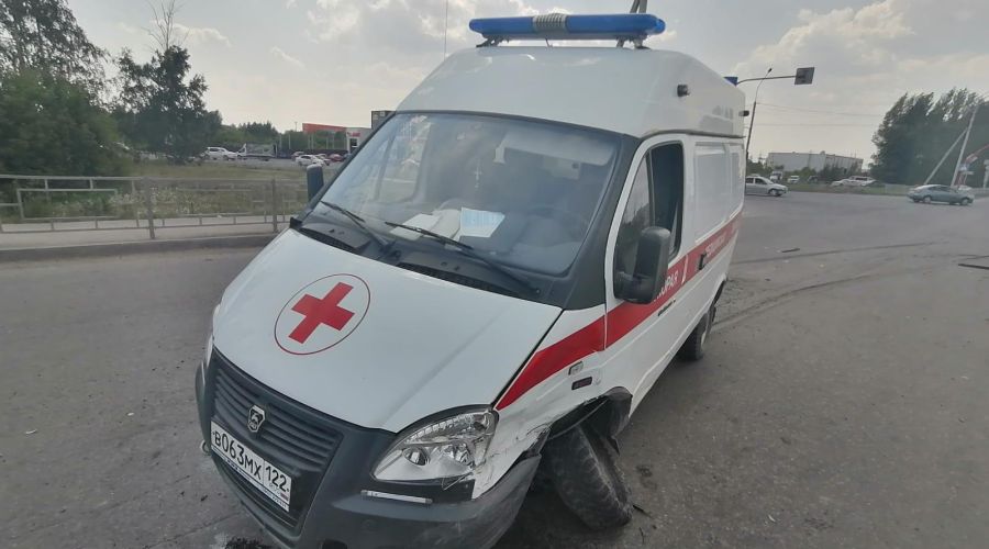 В Барнауле «скорая помощь» с пациентом попала в ДТП