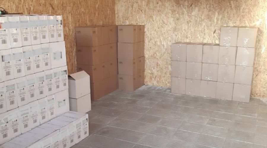 В двух районах Алтайского края нашли крупную партию контрафактных сигарет и спиртного