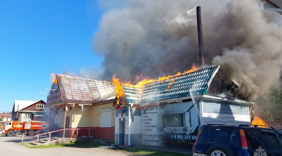 В Республике Алтай ищут причину крупного пожара в здании следственного райотдела