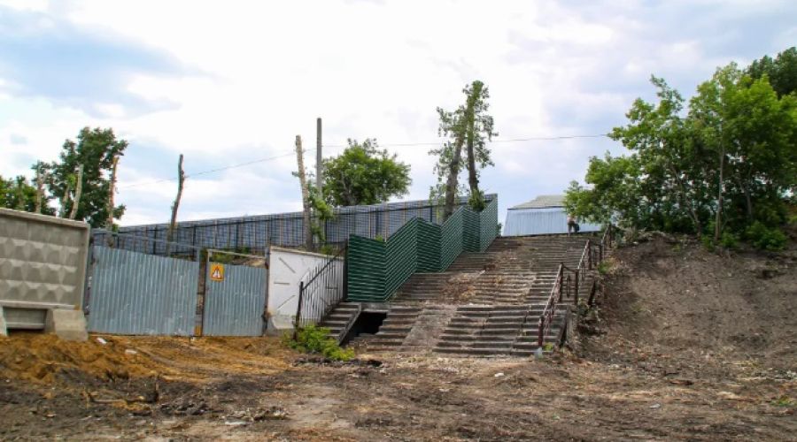 Барнаульцы обратили внимание на перекрытый спуск к воде из-за стройки в районе Ковша