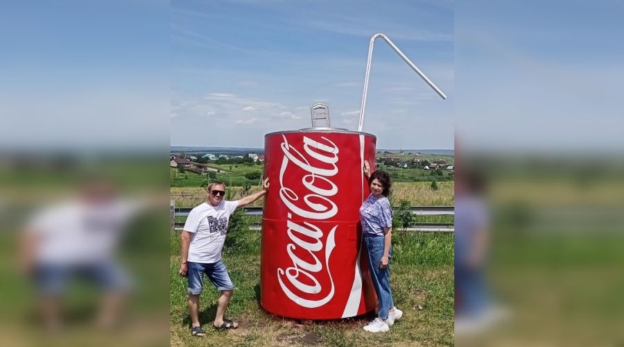 Неуместно и непатриотично: алтайский депутат ополчился на памятник банке колы в Белокурихе