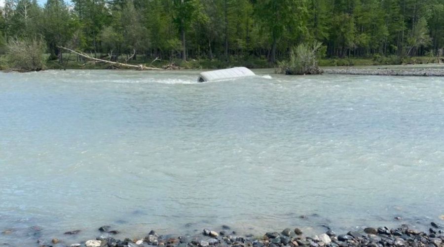 Автомобиль, на котором добирались туристы