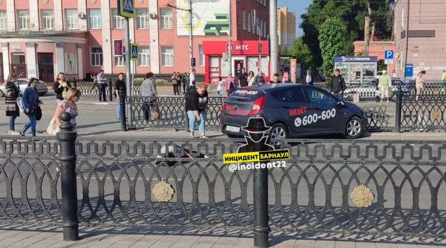 В центре Барнаула таксист без прав сбил пешехода и снес ограждение