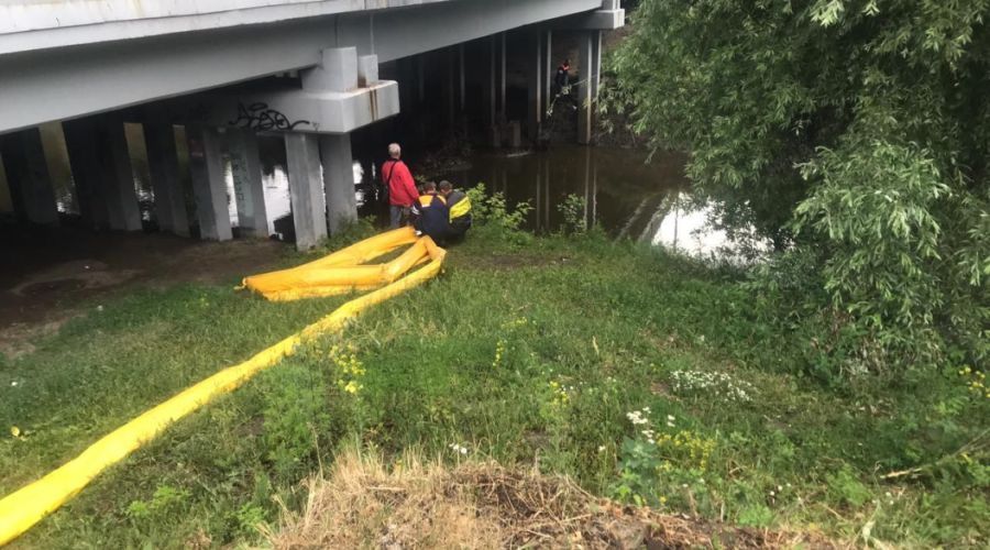 В Барнауле ввели режим повышенной готовности в связи с розливом нефтепродуктов в Барнаулке<span style=