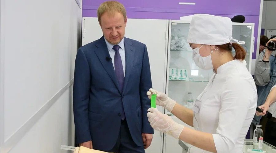 Алтайский губернатор побывал в Барнаульском медколледже