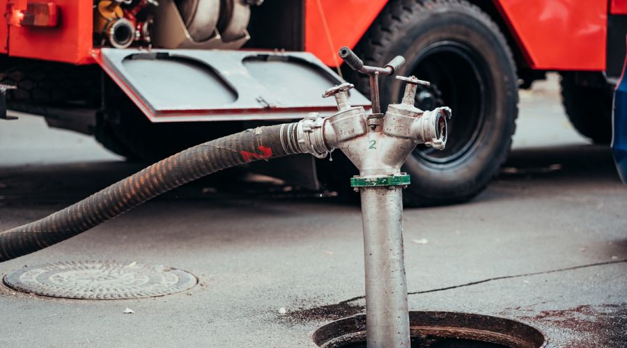 Барнаульский водоканал предъявил застройщику крупный «водяной» счет после тушения пожара