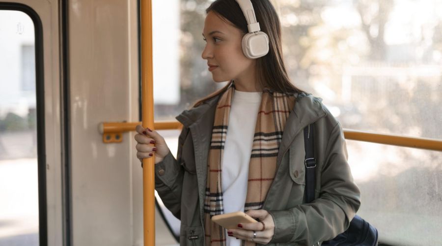 Виктор Томенко предложил ввести льготные проездные для обучающихся на дому алтайских школьников