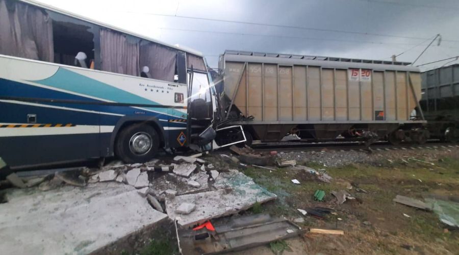 Один человек погиб при столкновении поезда и автобуса в Алтайском крае