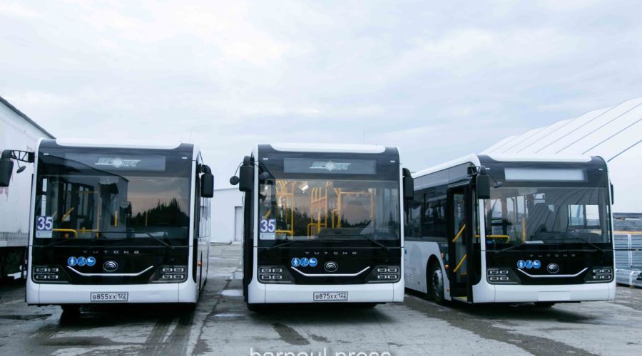 Новые автобусы большой вместимости вышли на маршруты Барнаула