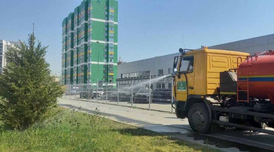 «Плавящиеся» из-за жары улицы Барнаула решили усиленно поливать водой