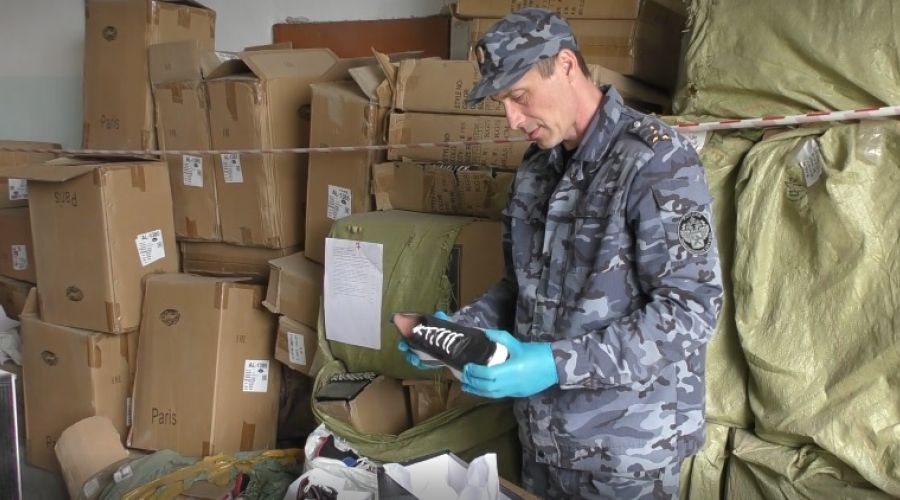 Алтайские таможенники передали нуждающимся более 900 пар конфискованной обуви