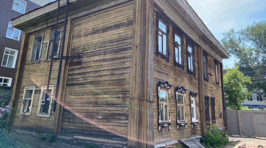 Аварийный дом в Барнауле эвакуируют из-за осыпающегося потолка