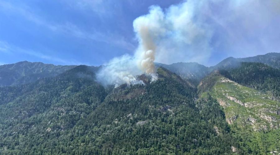 В Республике Алтай тушат лесной пожар на сакральной горе у Телецкого озера