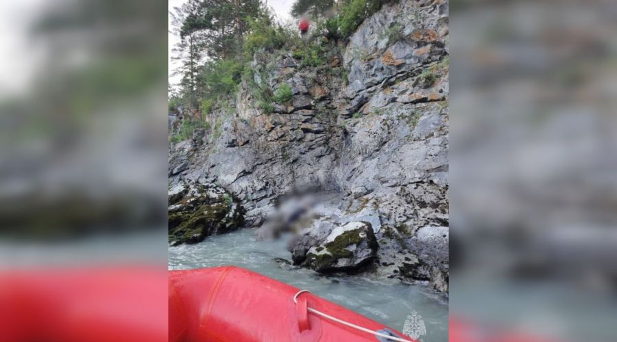 Турист насмерть разбился на берегу Катуни в Республике Алтай