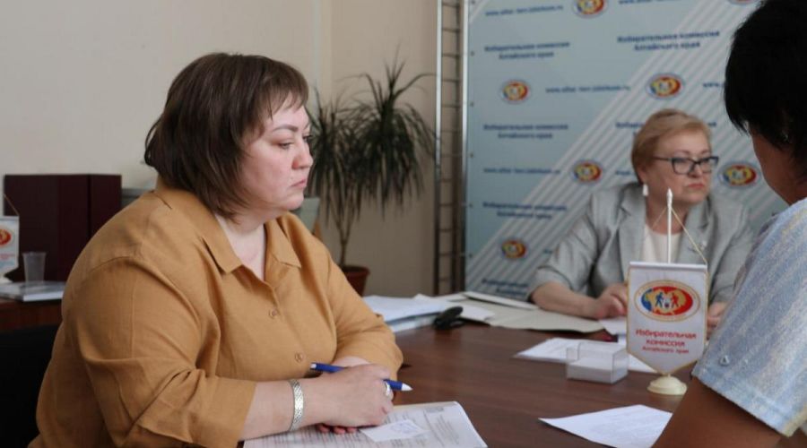 Выдвиженка на пост губернатора Алтайского края сдала документы для регистрации на выборах