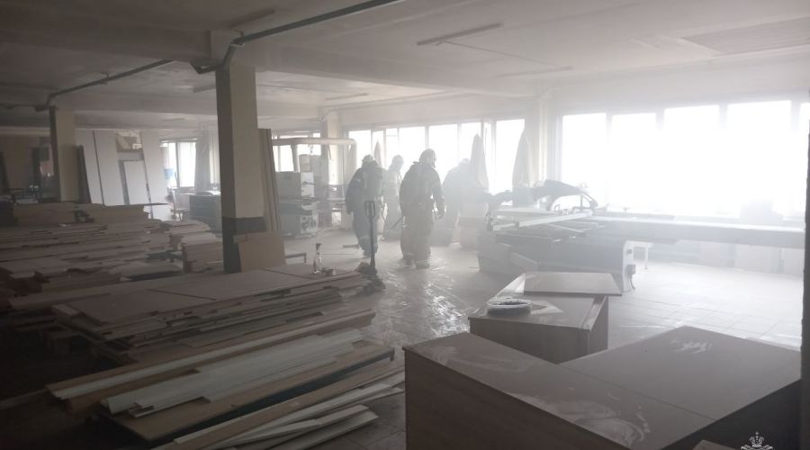 Во время пожара на барнаульском предприятии эвакуировали восемь человек