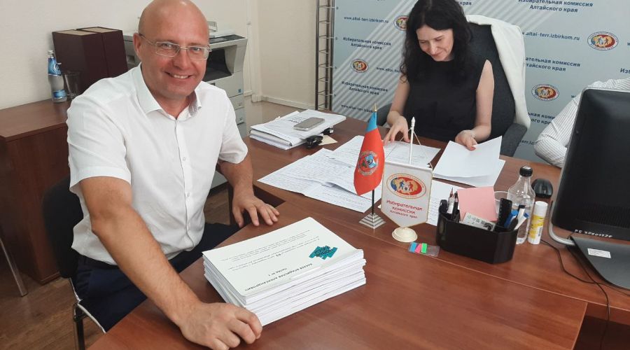 Алтайкрайизбирком принял подписи у четвертого претендента на губернаторский пост