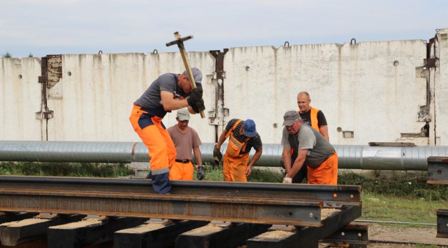 В Барнауле начали собирать трамвайные рельсы для будущего моста на Новом рынке