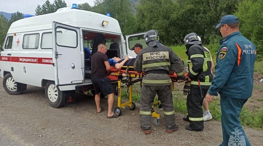 На Алтае лобовое столкновение пассажирского автобуса с грузовиком лишило жизни туристку