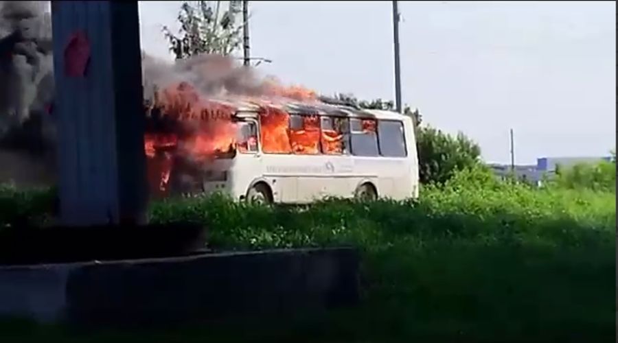 В Бийске пассажирам пришлось спешно покидать горящий автобус