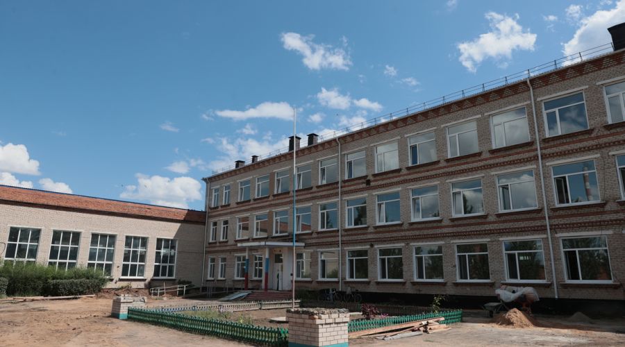 Виктор Томенко взял на контроль «забуксовавший» ремонт школы в Михайловском районе