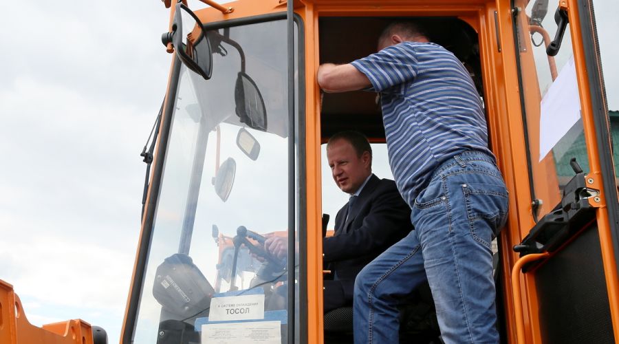 Алтайский губернатор побывал в кабине погрузчика и вручил новую технику муниципалитетам