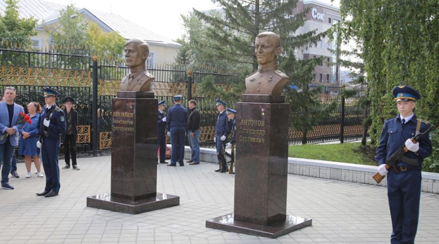 Первый бюст погибшему герою СВО установили в Алтайском крае