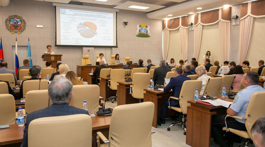 Барнаульских депутатов собираются научить вежливости и уважению