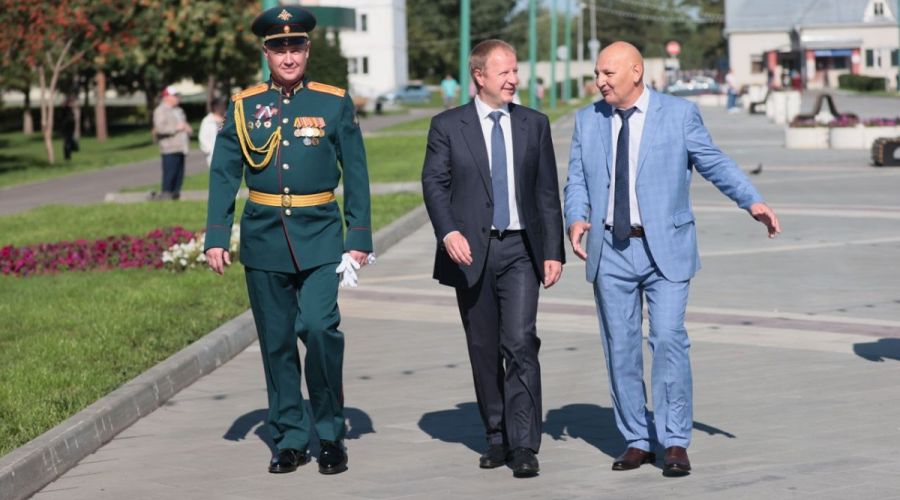 Алтайский губернатор отметил День российского флага на митинге с ракетчиками