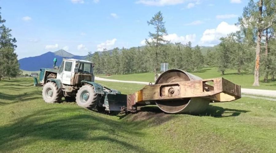 В Республике Алтай дорожный рабочий сам себя раздавил катком