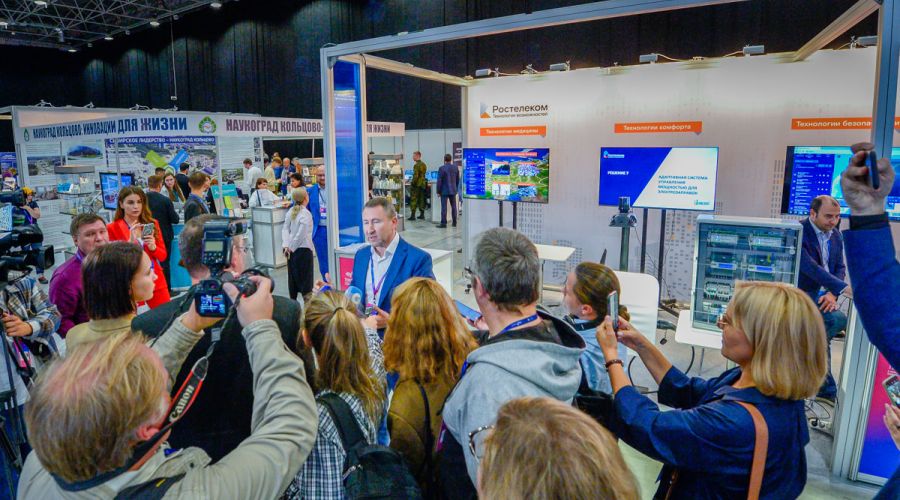 «Ростелеком» впервые представил умную опору для зарядки электромобилей