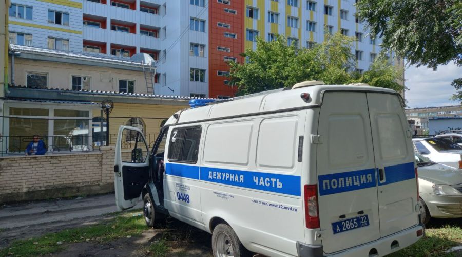 Молодой человек выпал из окна студенческого общежития в Барнауле