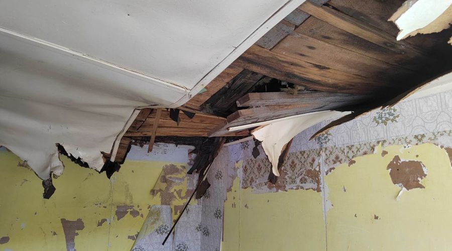 Следователи разбираются в ситуации с разрушающимся бараком в Горняке