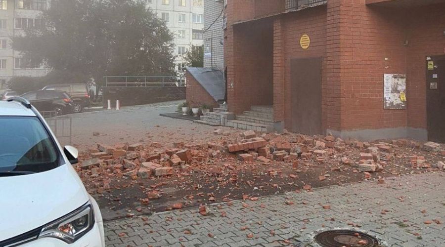 Режим ЧС могут ввести после обрушения кирпичной кладки многоэтажки в Барнауле (обновлено)