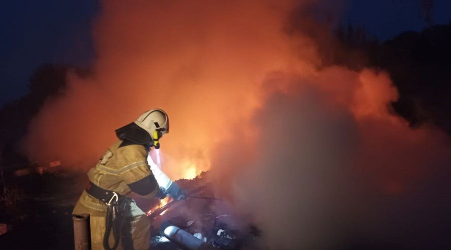 Двое человек погибли при пожаре в садоводстве Бийского района