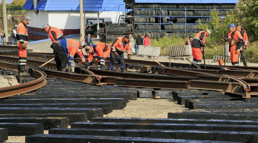 На барнаульском путепроводе у Нового рынка началась укладка трамвайных путей