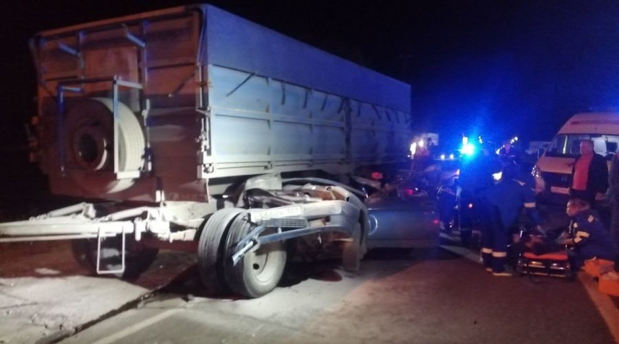 В Бийске грузовик раздавил автомобиль с людьми