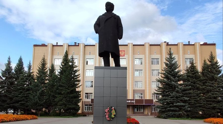 «Обнищание» памятника Ленину в Бийске связали с исчезновением облицовочного гранита