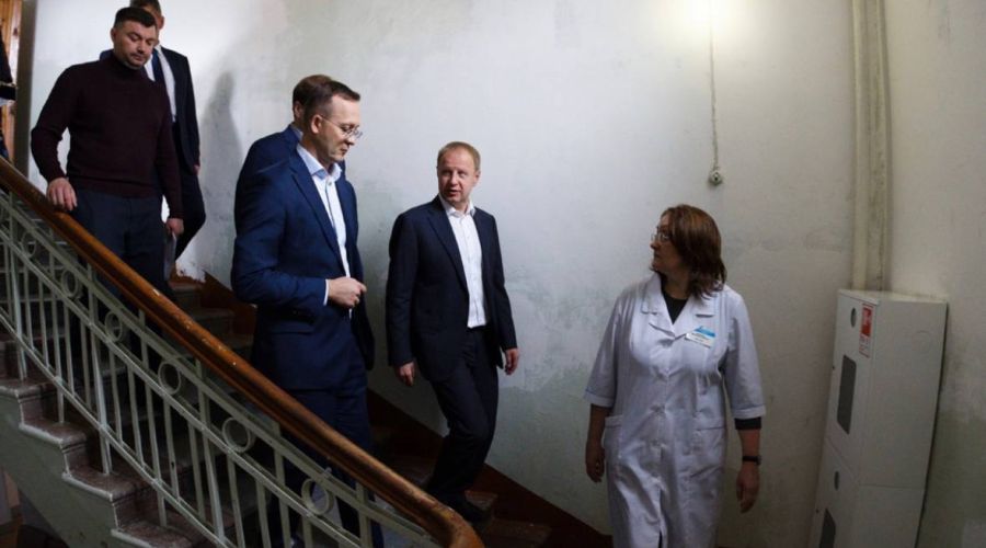 Власти Алтайского края озаботились ремонтом проблемной барнаульской поликлиники