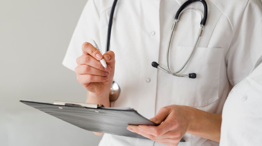 Алтайские поликлиники обяжут формировать листы ожидания и не употреблять «запретные» фразы