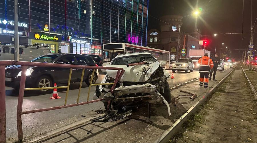 В Барнауле пьяный водитель сбил двух человек на трамвайной остановке (обновлено)